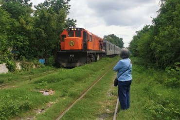 Chi Redaja The Soon To Be Phased Out PNR Train Plying The Muntinlupa To Tutuban Route
