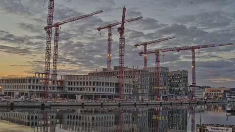 Flot morgenblik med spejling i havnen. Hovedsædet ligger på Holm 8 nord for Trælastholmen i Københavns Nordhavn.