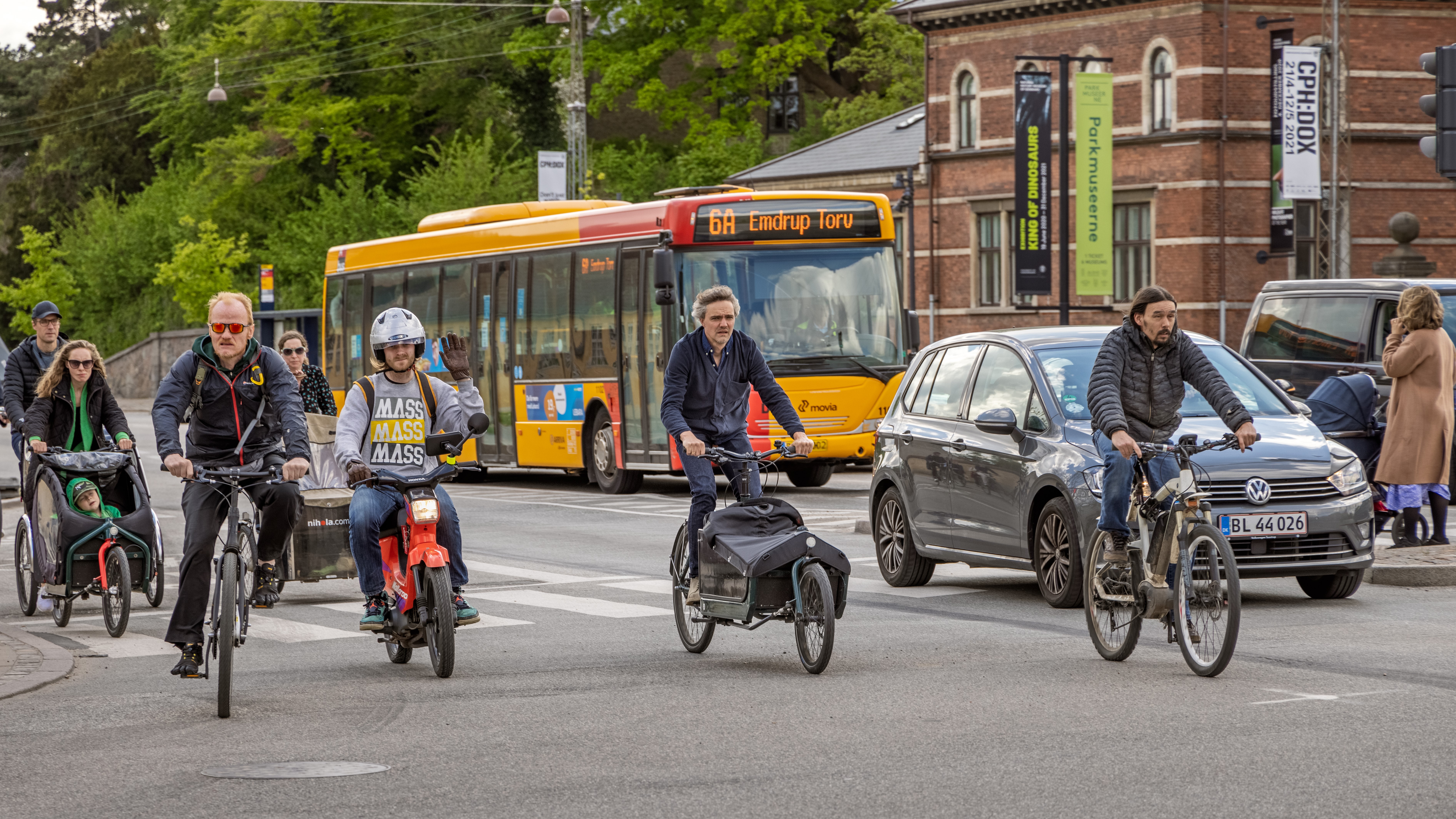 CROP Bus Cyklister KBH Istock 1319598294