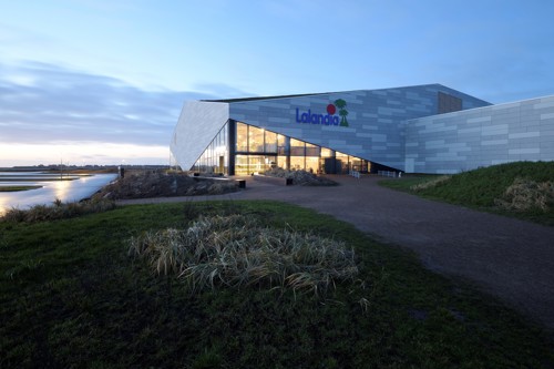 Udenfor ved det nye Lalandia i Søndervig. Det er omgivet af natur.